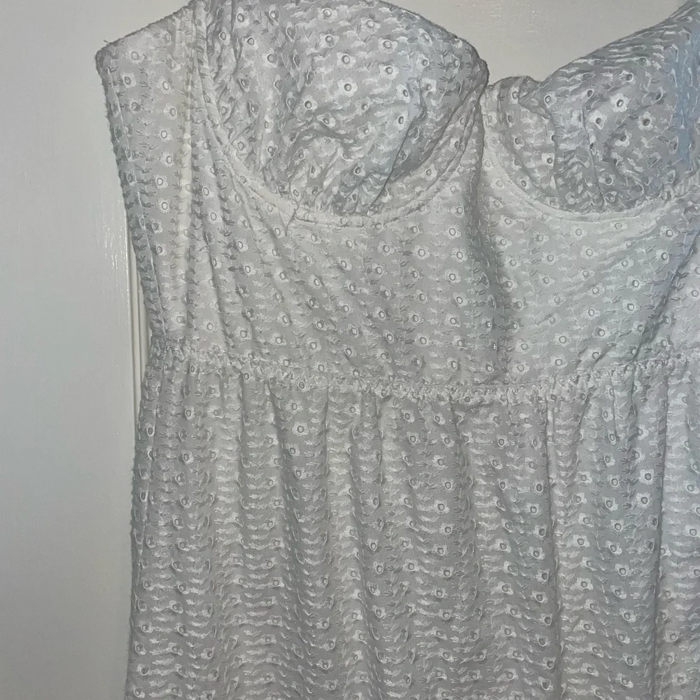 Never worn White House of CB dress! Size L+ (12) w/ larger cups. - Picture 5 of 7